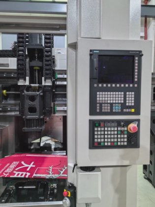 类似牧野电极板和叶轮加工机的 CNC 立式加工中心