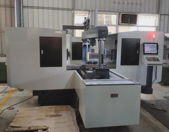 带切屑输送系统的风力涡轮机部件重切削双面铣床，与 Amada Milling Thv-1200 性能相当