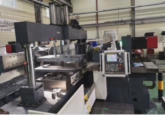 带切屑输送系统的风力涡轮机部件重切削双面铣床，与 Amada Milling Thv-1200 性能相当