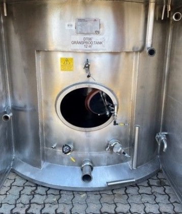 縦型断熱タンク 12.300L