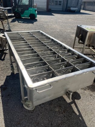 带奶酪模具的手推车