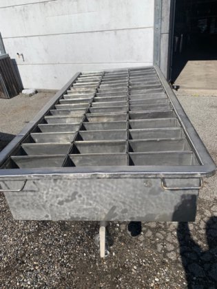 带奶酪模具的手推车