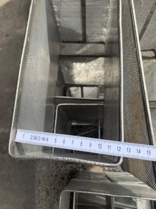 带奶酪模具的手推车