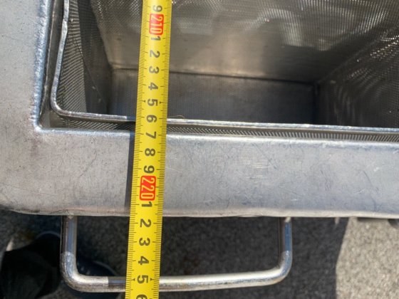 带奶酪模具的手推车