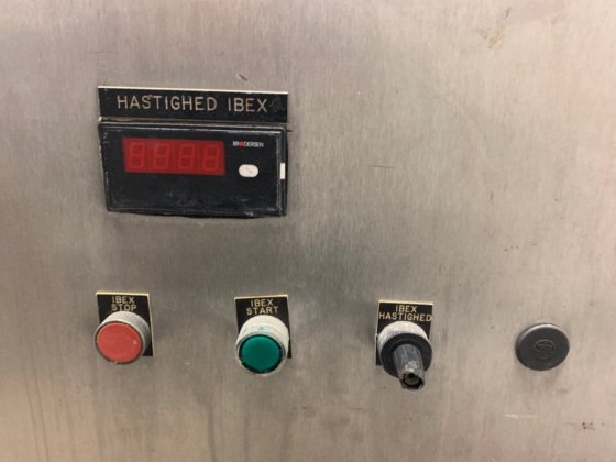 带搅拌的小型奶酪桶