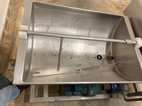 带搅拌的小型奶酪桶