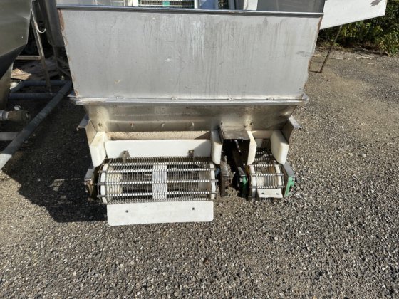 双散装喂料机。