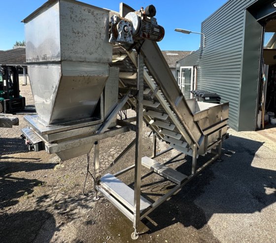 双散装喂料机。