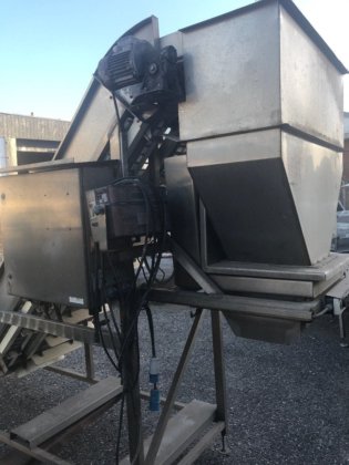 双散装喂料机。