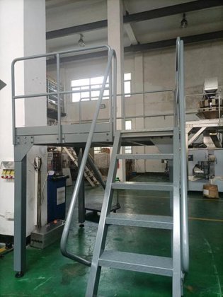 用于支持多头称重包装机的安全工作平台