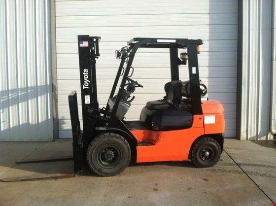 2004 Toyota 7FGU25 Pneumatic Tire