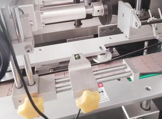 水製造ラインおよびジュース製造ライン向けホットメルト接着剤 OPP/BOPP ラベリングマシン