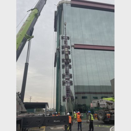 最大のキャンバーグラスユニットの設置リフター