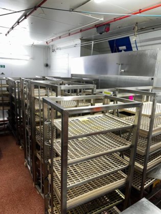 用于生产面包产品的生产线，如高质量的纳恩饼等