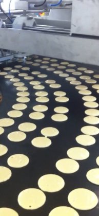 パンケーキの連続生産ライン
