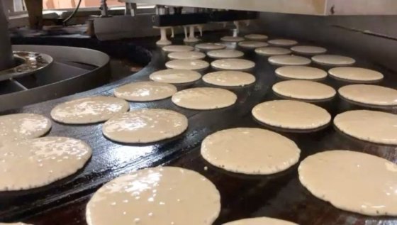 パンケーキの連続生産ライン