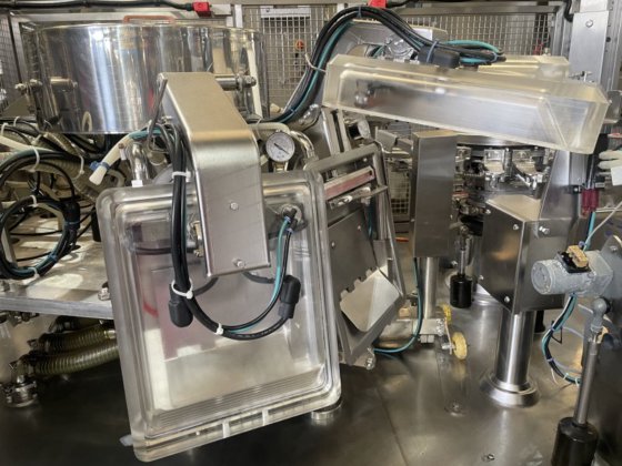 Leepack 旋转真空灌装封口机