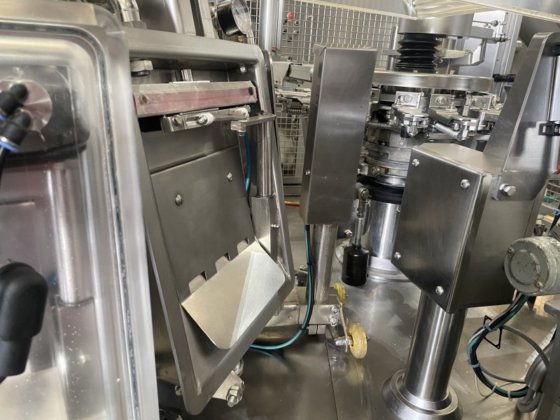 Leepack 旋转真空灌装封口机