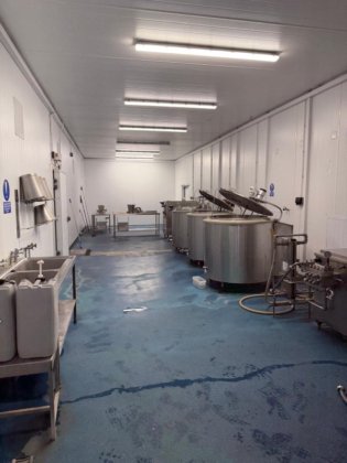 最近閉鎖されたアイスクリーム工場の内容 - イギリス最古のアイスクリーム会社、パラヴァニーズ。