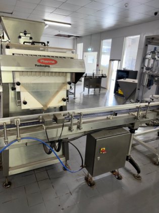 粉末とカプセルを生産する工場の内容物。