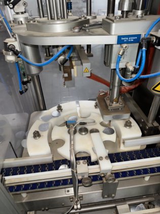 粉末とカプセルを生産する工場の内容物。