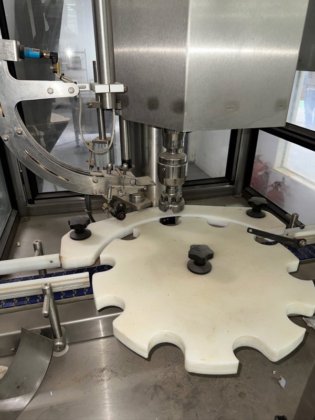 粉末とカプセルを生産する工場の内容物。