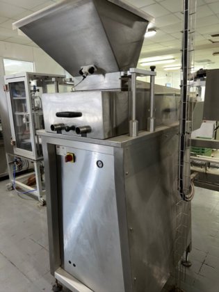 粉末とカプセルを生産する工場の内容物。