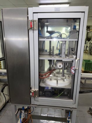 粉末とカプセルを生産する工場の内容物。