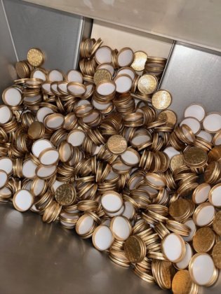 粉末とカプセルを生産する工場の内容物。