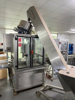 粉末とカプセルを生産する工場の内容物。