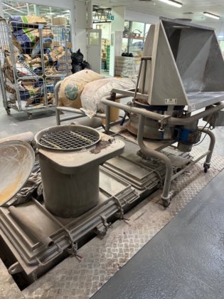 粉末とカプセルを生産する工場の内容物。