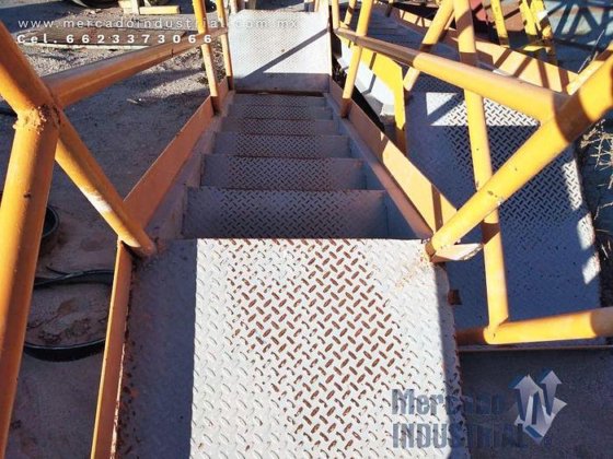 配有平台、扶手和防滑台阶的楼梯