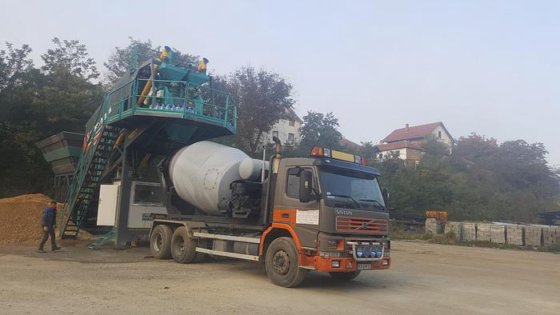 Constmach 生产的 30 立方米/小时全移动式混凝土搅拌站