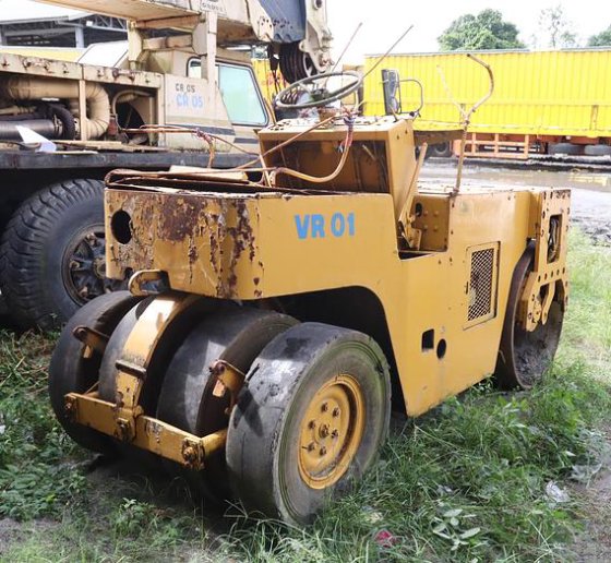 四吨公路压路机