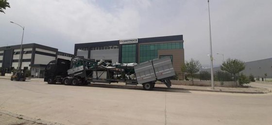 Constmach 生产的全移动式混凝土搅拌站 30 立方米/小时