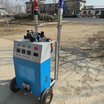 Machine d'injection en mousse PU