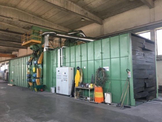 Horizontal passage shot blasting machine