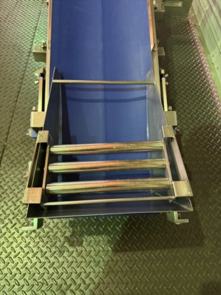 2005 ステンレス傾斜コンベヤ　300×2000