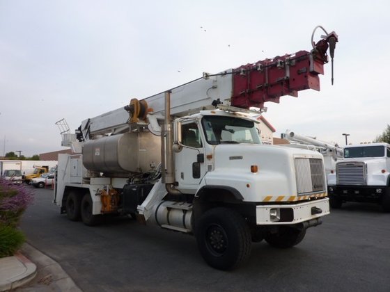 2000 INTERNATIONAL 5000 Digger derricks
