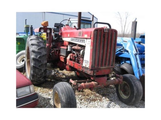 1966 FARMALL 806 Tractors in