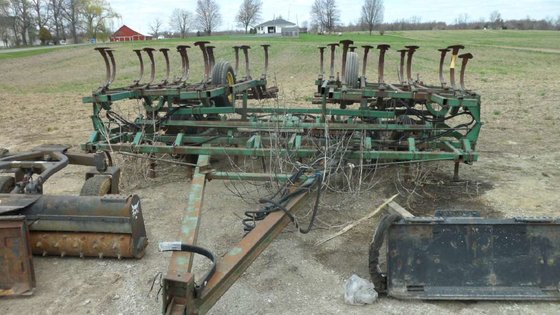 John Deere 1010 Field cultivators