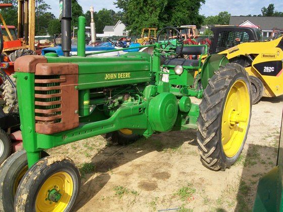 JOHN DEERE B Tractors in