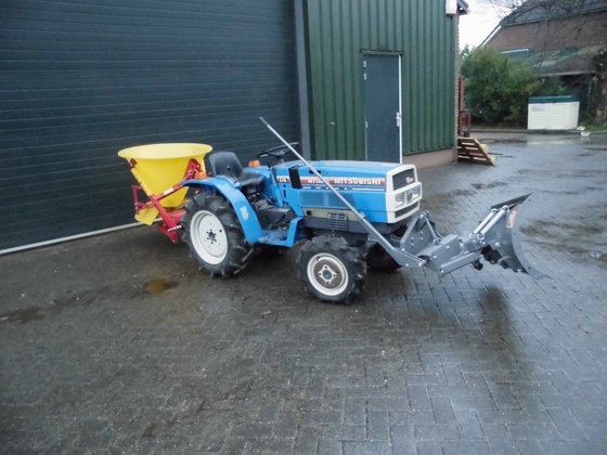 Mitsubishi 1401D met sneeuwschuif en