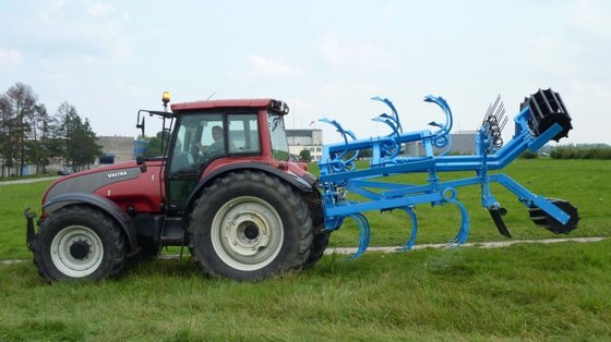 agrostunter stijvetandcultivator in Dussen, Netherlands