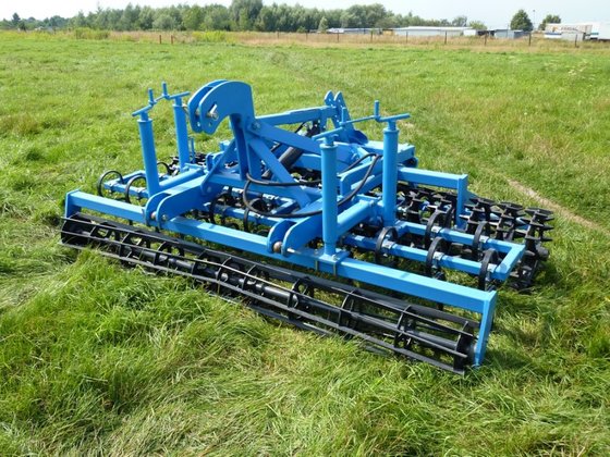 agrostunter zaaibedcombinatie in Dussen, Netherlands