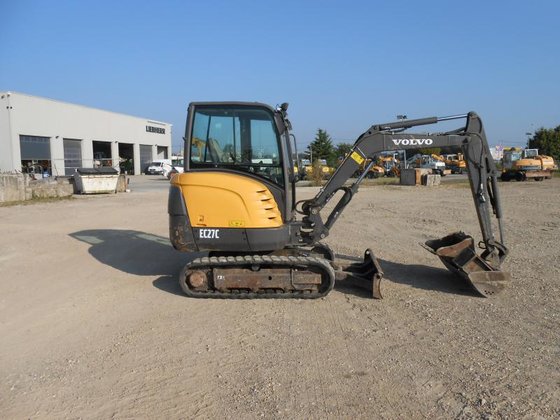 2010 Volvo EC27C in Saint-Pryvé-Saint-Mesmin,