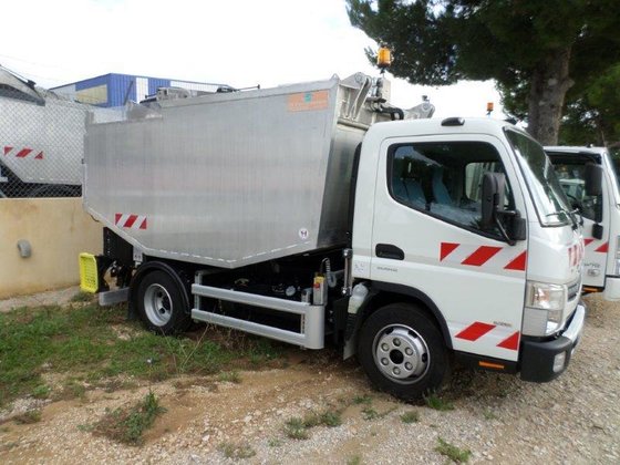 Mitsubishi Canter in Pont-du-Château, France