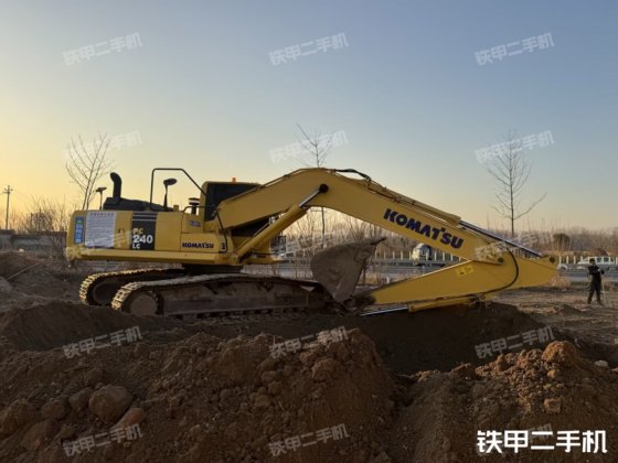 2016コマツPC240LC-8M0