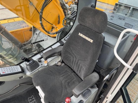 2017 Liebherr R 946
