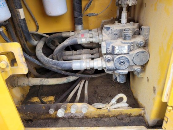 2011 JOHN DEERE 700J